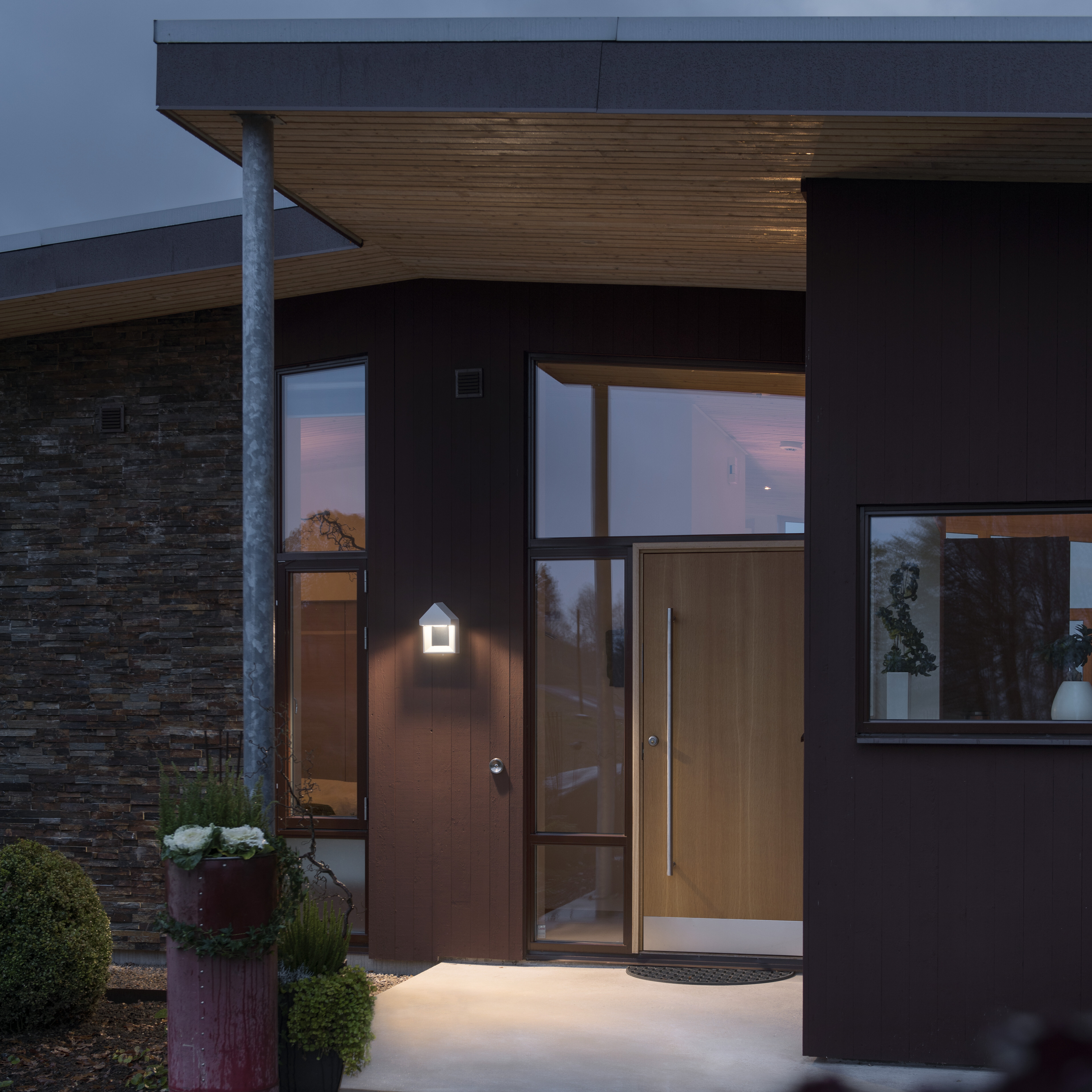 Außenbeleuchtung im Herbst und Winter