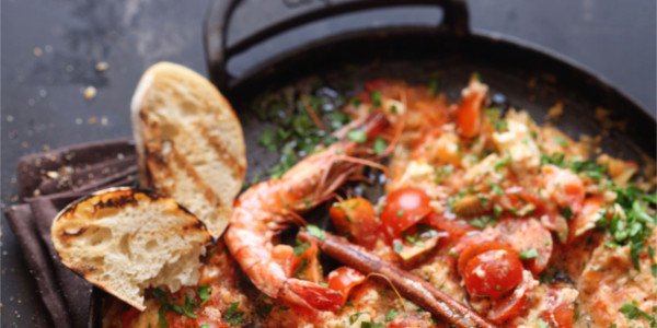 Garnelen in Tomatensauce mit Fetakäse