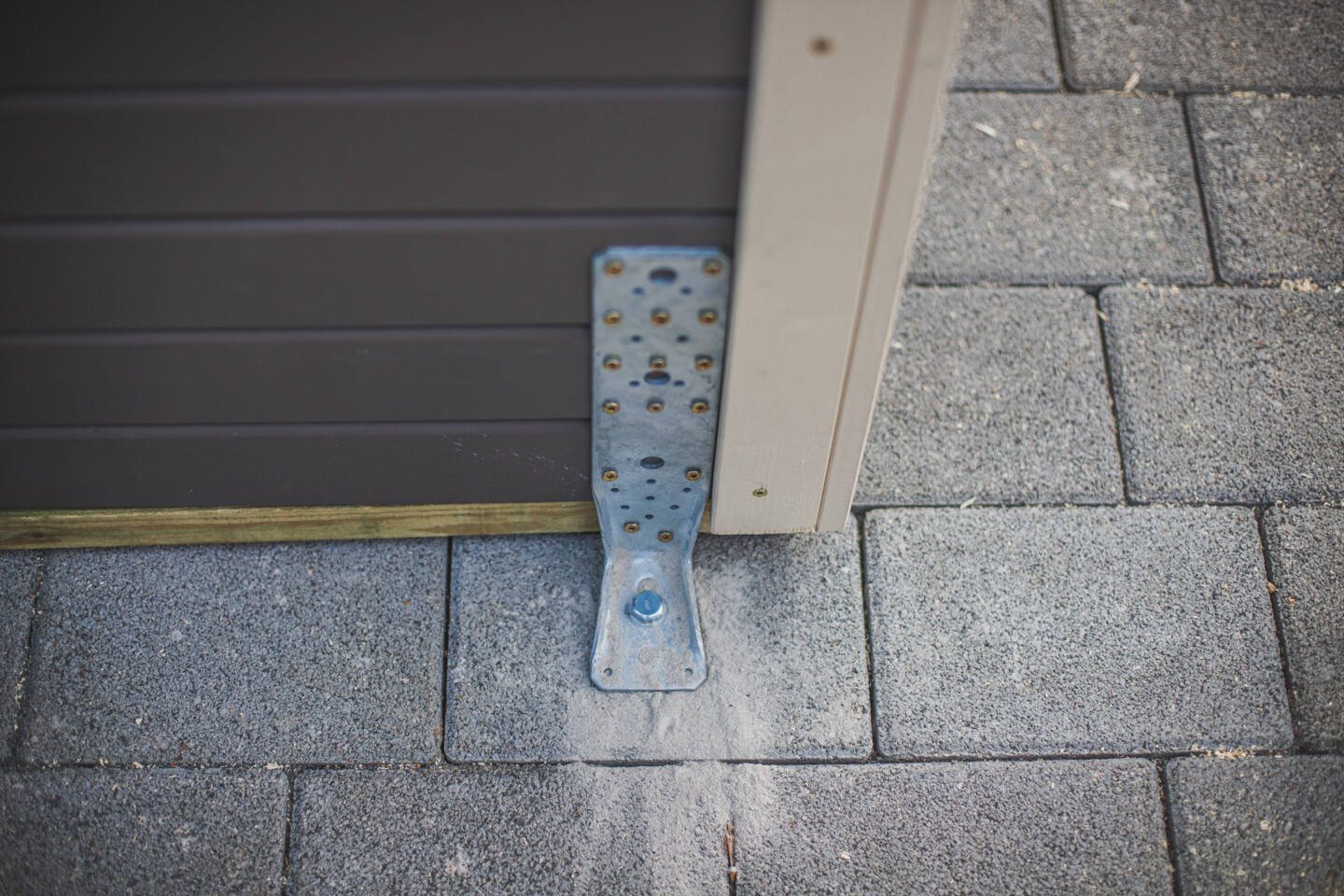 Die Sturmanker können nach Wunsch innen oder außen am Gartenhaus angebracht werden.