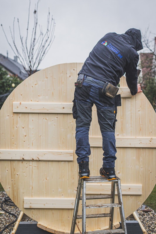 Rückwand befestigen Die beiden Hälften der Wandelemente müssen mit einander verbunden werden