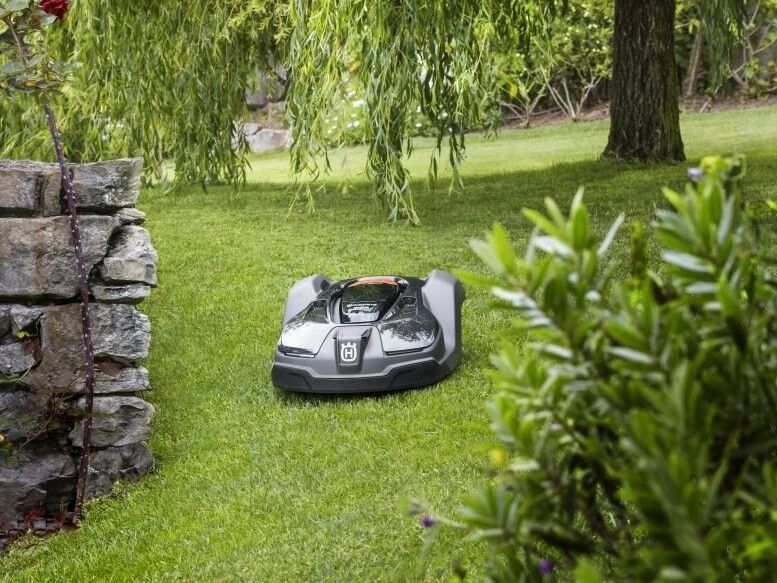 Husqvarna Automower 450X fährt durch den Garten