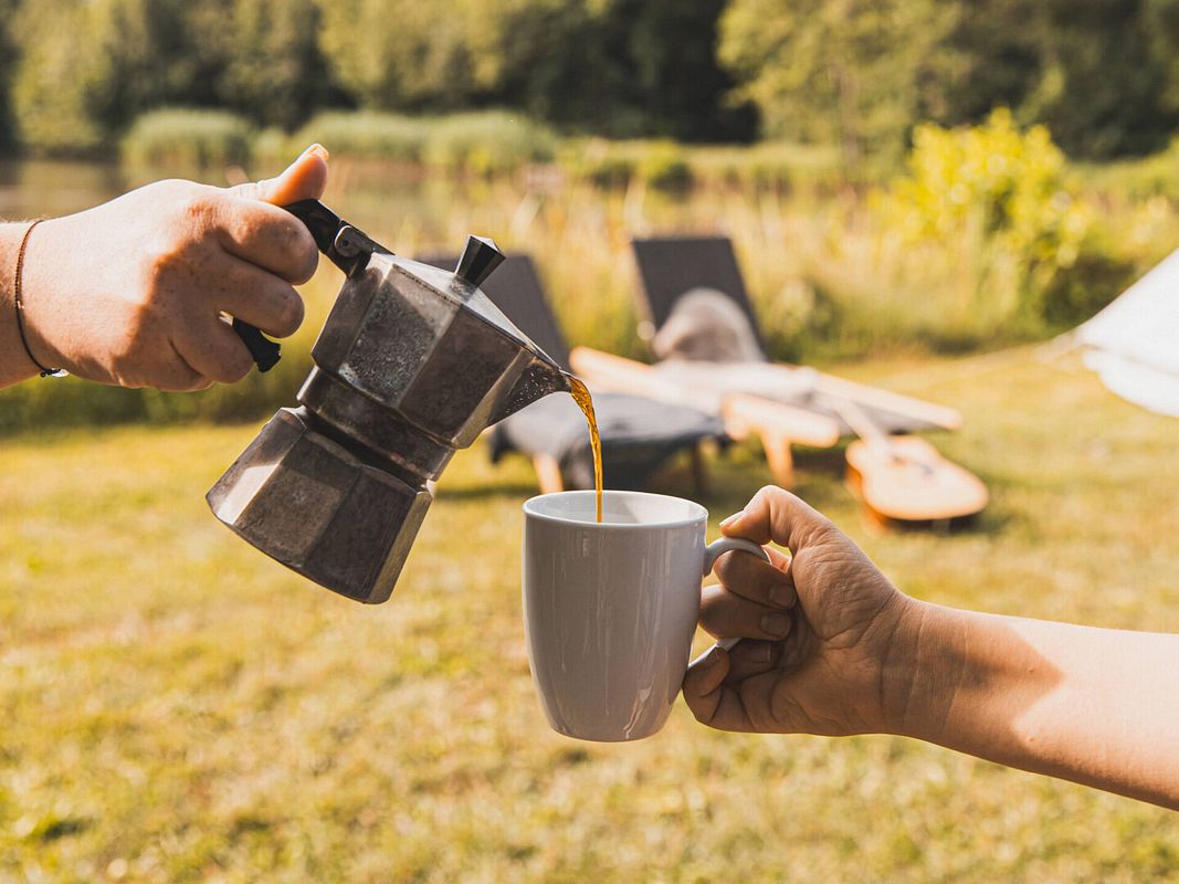 Camping: Kaffeepause outdoor genießen