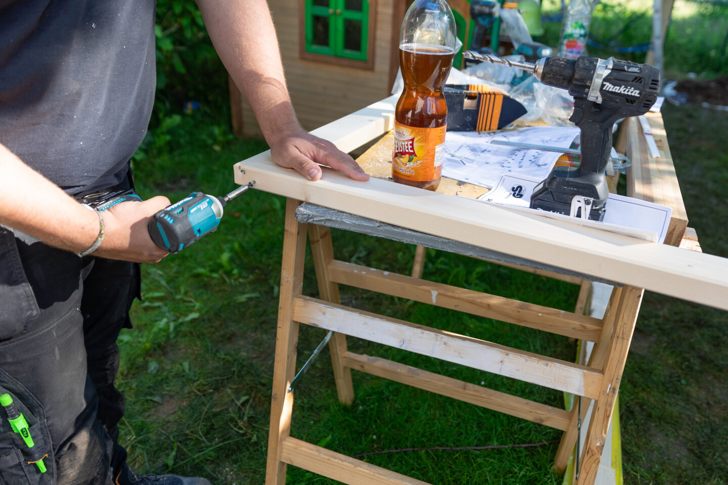 Dachgiebel mit Bohrmaschine vormontieren