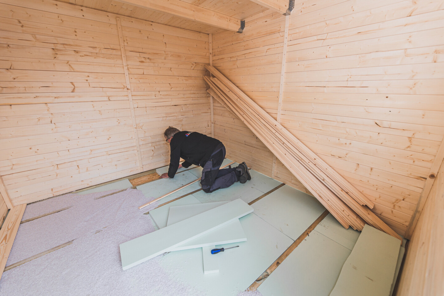 Der Fußboden des Gartenhauses kann mit Dämmungspaketen ausgelegt werden