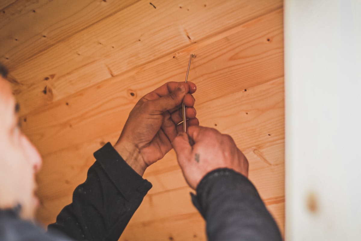 Kabel verlegen Die Kabel für Beleuchtung und Saunaofen werden verlegt