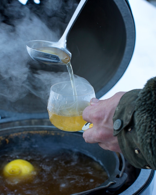 Big Green Egg Glühwein Apfelglühwein im Big Green Egg