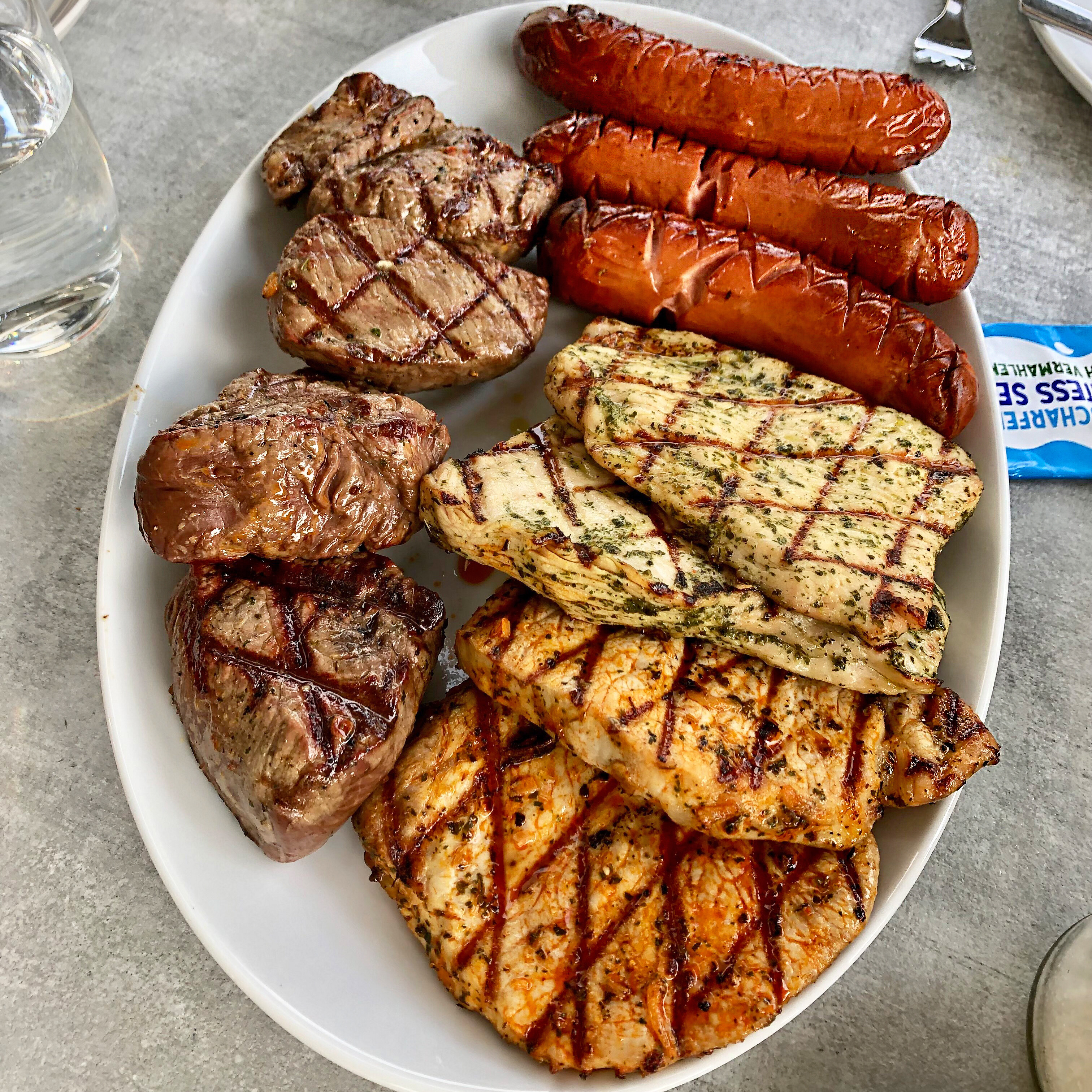 Easy Klassiker: mal eben ein paar Steaks und Würstchen