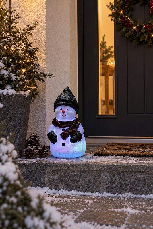 Ein LED Schneemann vor einer Haustür