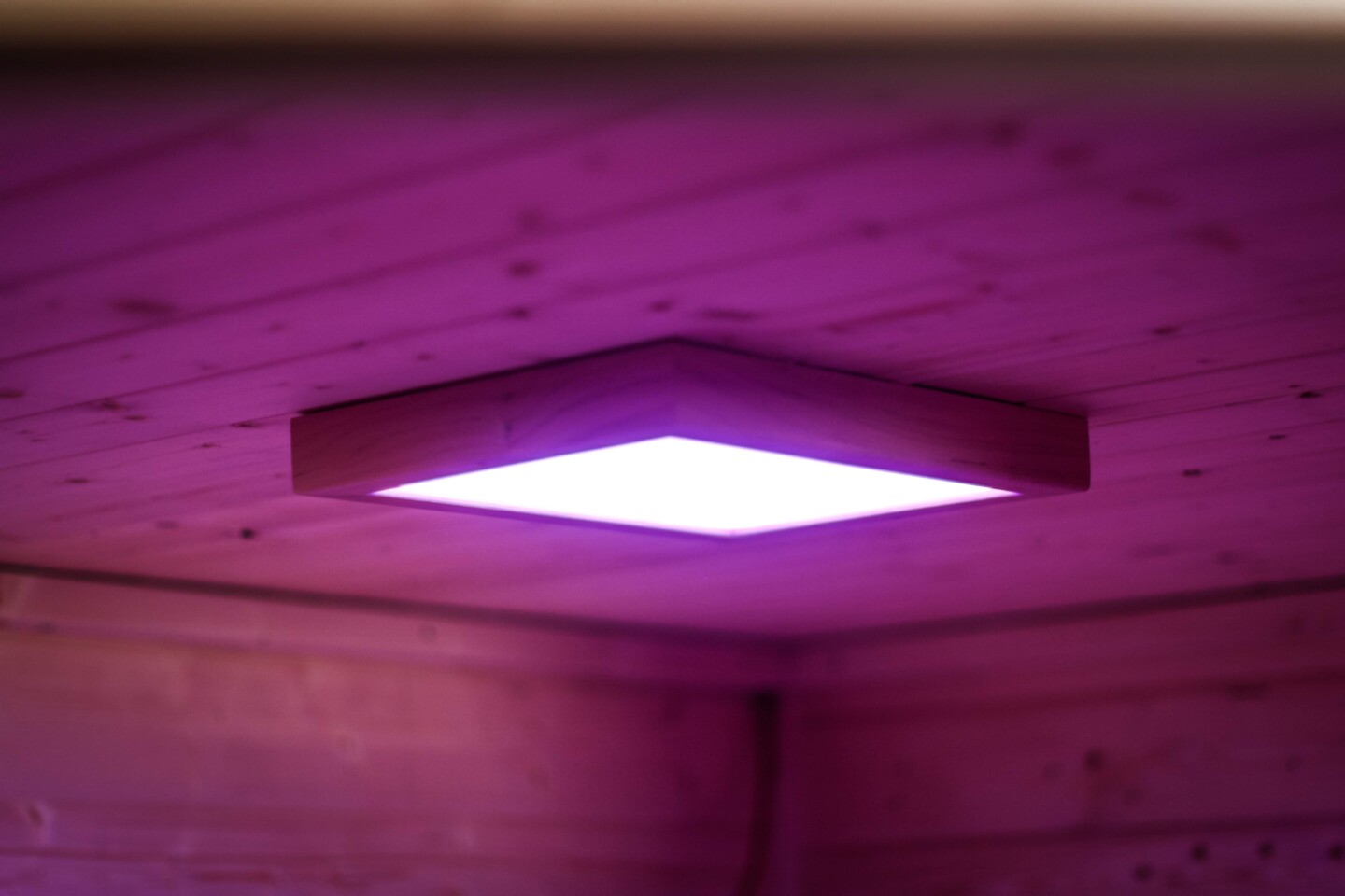 Farbige Beleuchtung sorgt für einen stimmungsvollen Saunagang