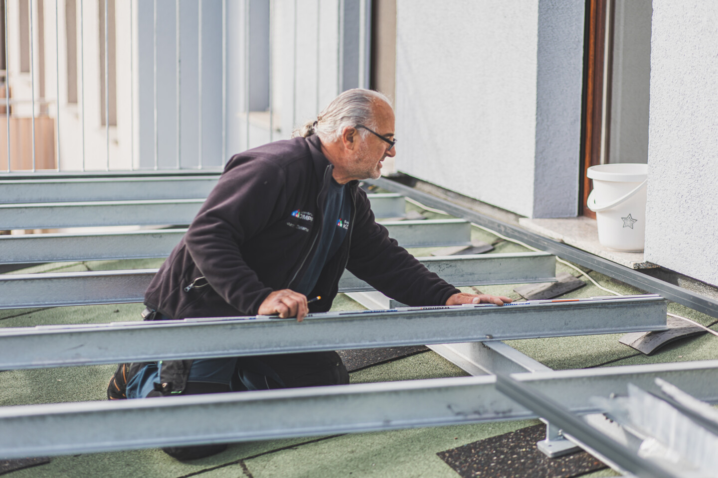 Ausmessen der Stahlträger zur Berechnung der Unterkonstruktion