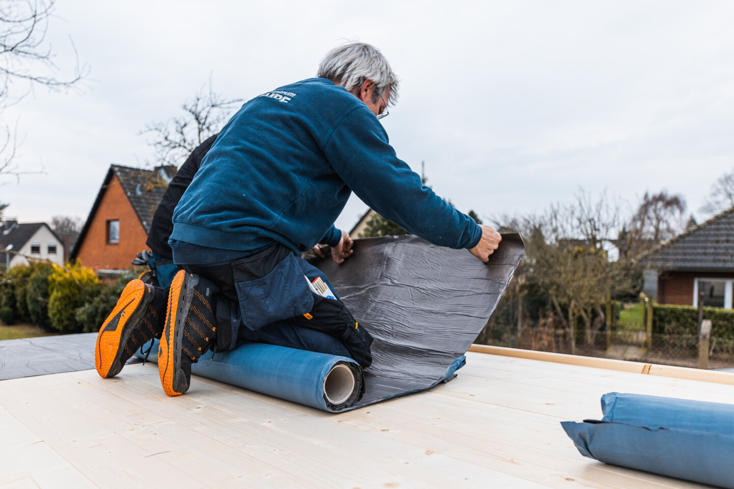 Die Dachbahnen sind kaltklebend und können einfach auf dem Dach ausgerollt werden