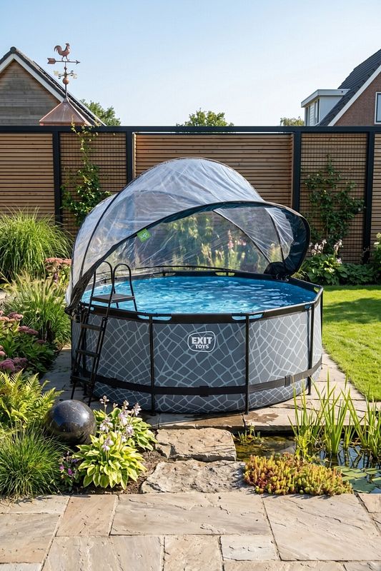 Runder Pool im Hintergarten mit Sonnendach