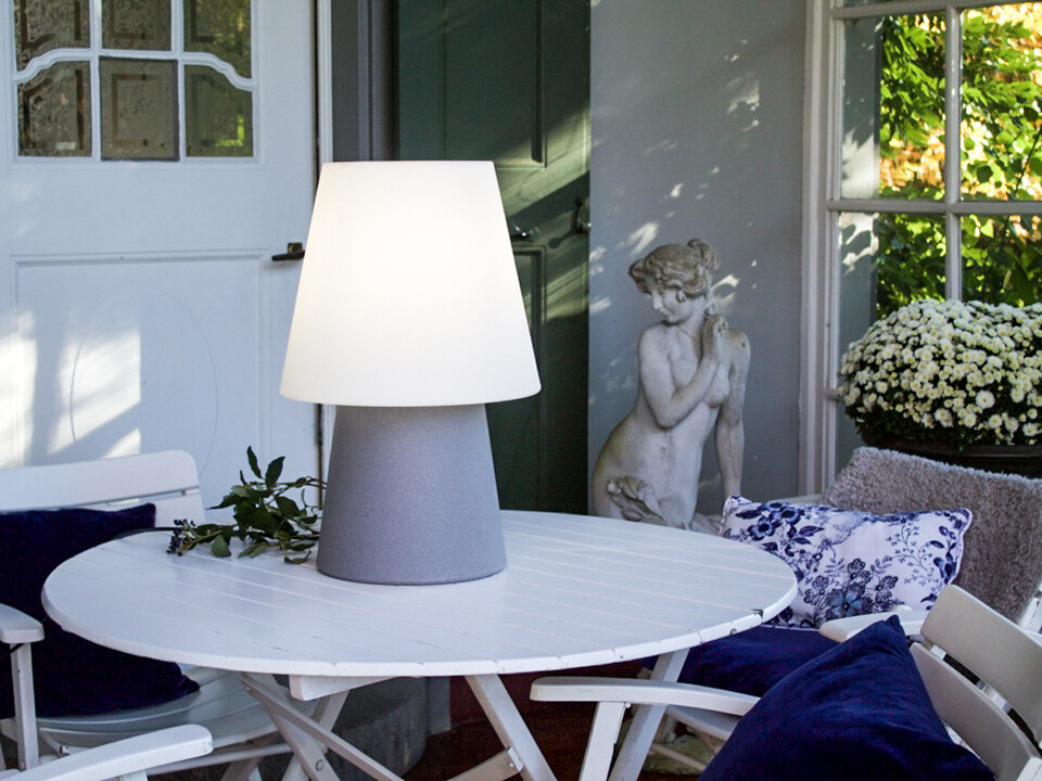 Romantische Ecke: Hier mit der 8 seasons design LED-Tischleuchte No. 1, 60 cm