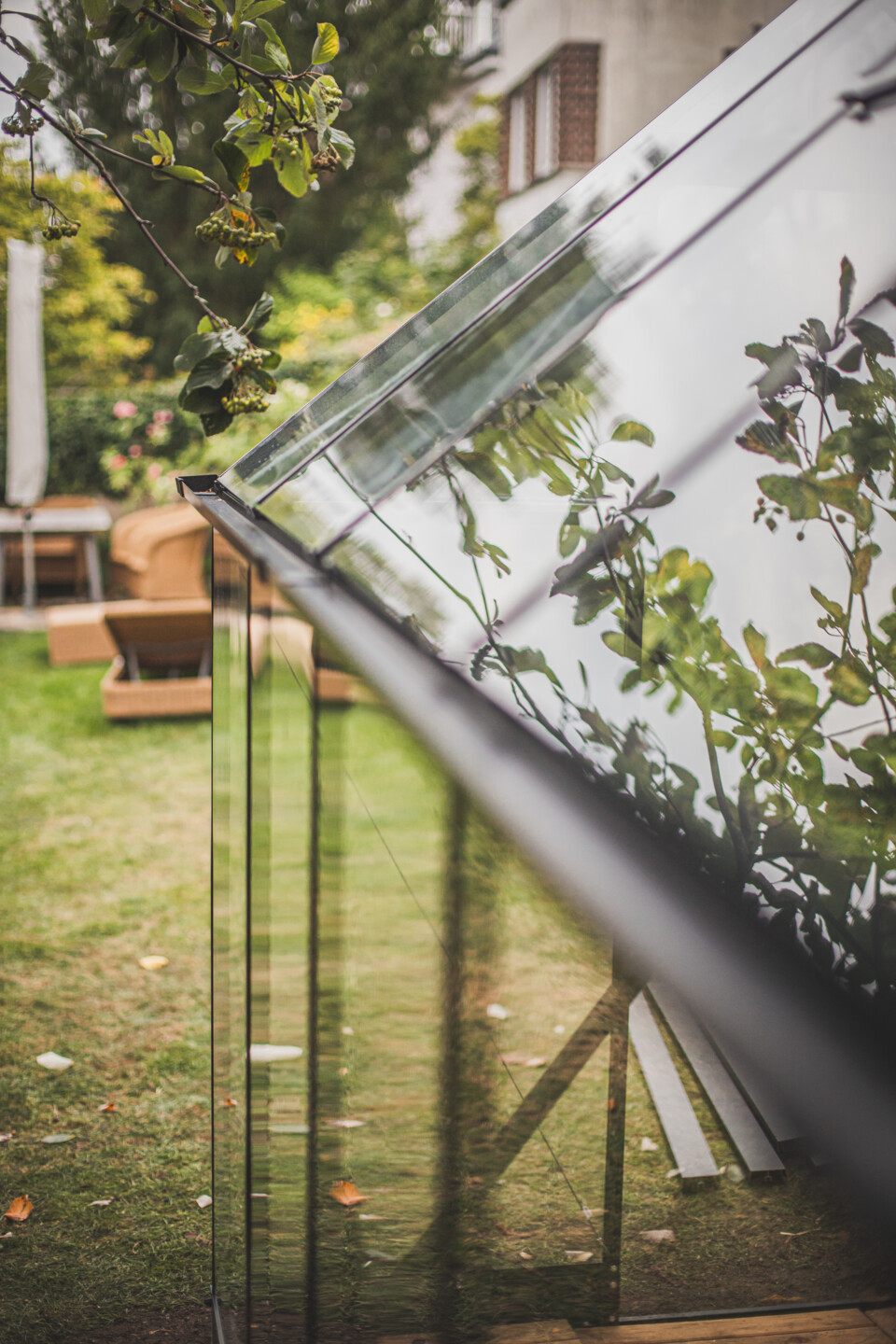 Anschließend können die anderen Scheiben in das Gewächshaus eingesetzt werden.