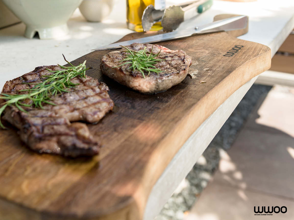 Auf der Arbeitsfläche der Outdoorküche kann das Grillgut zubereitet werden