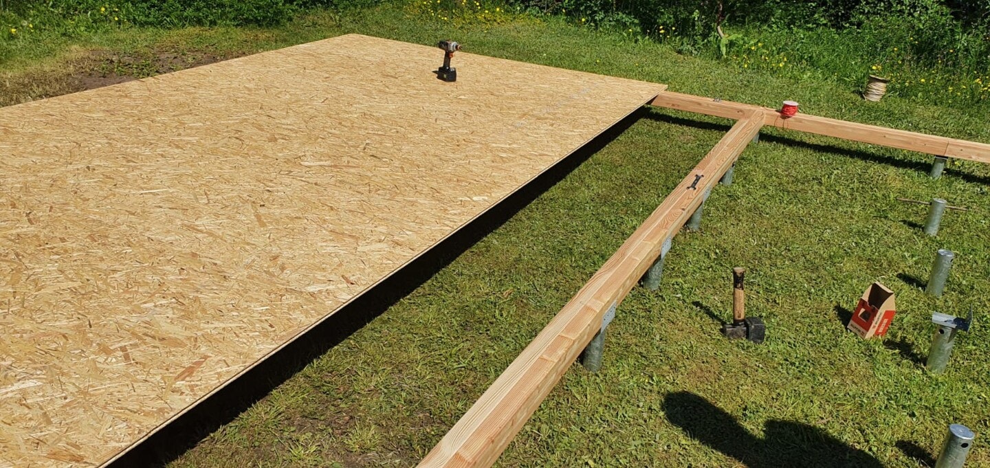 Dämmung beim Pfahlfundament: Auf die fertig verlegte OSB-Platte kommen Styrodur und Granulat. Dämmung beim Pfahlfundament: Auf die fertig verlegte OSB-Platte kommen Styrodur und Granulat.