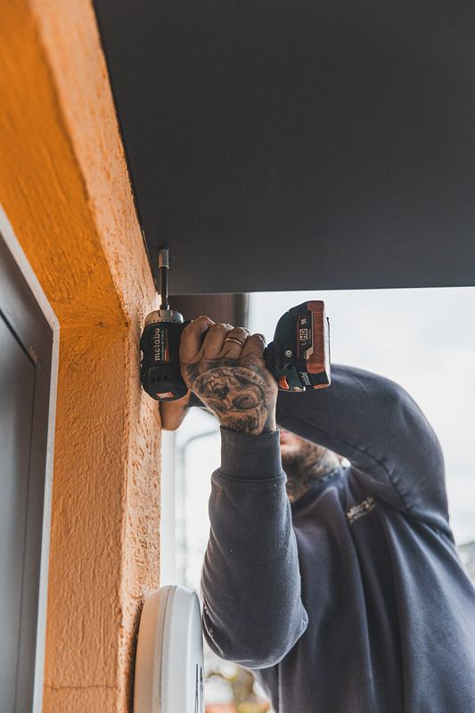 Das Vordach wird von unten mit der Wandhalterung verschraubt