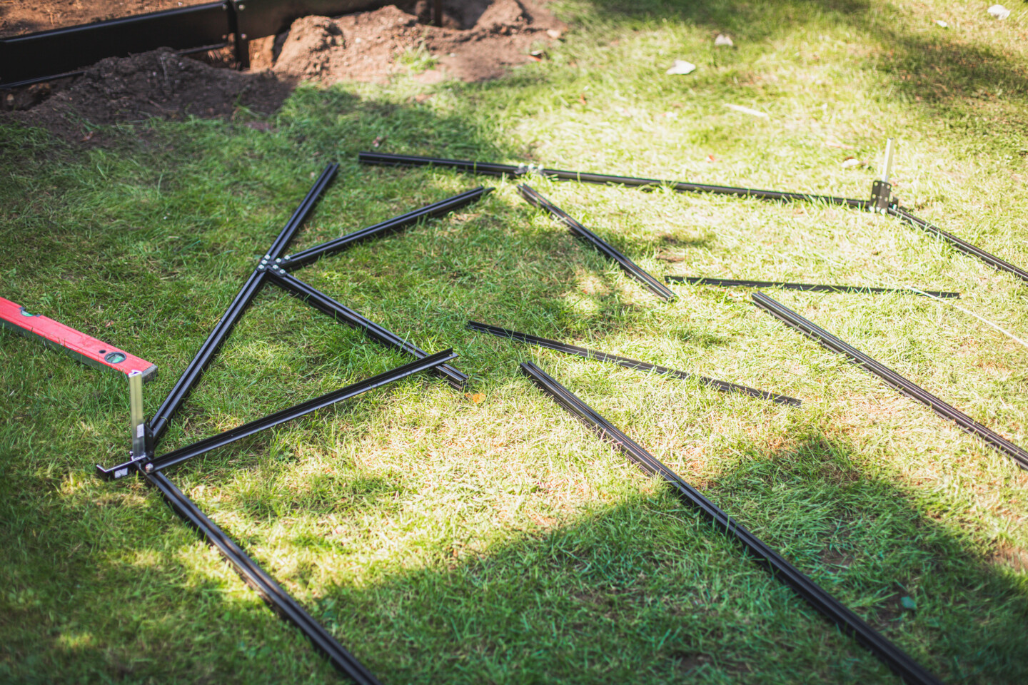 Es werden zunächst die einzelnen Wandsegmente montiert.