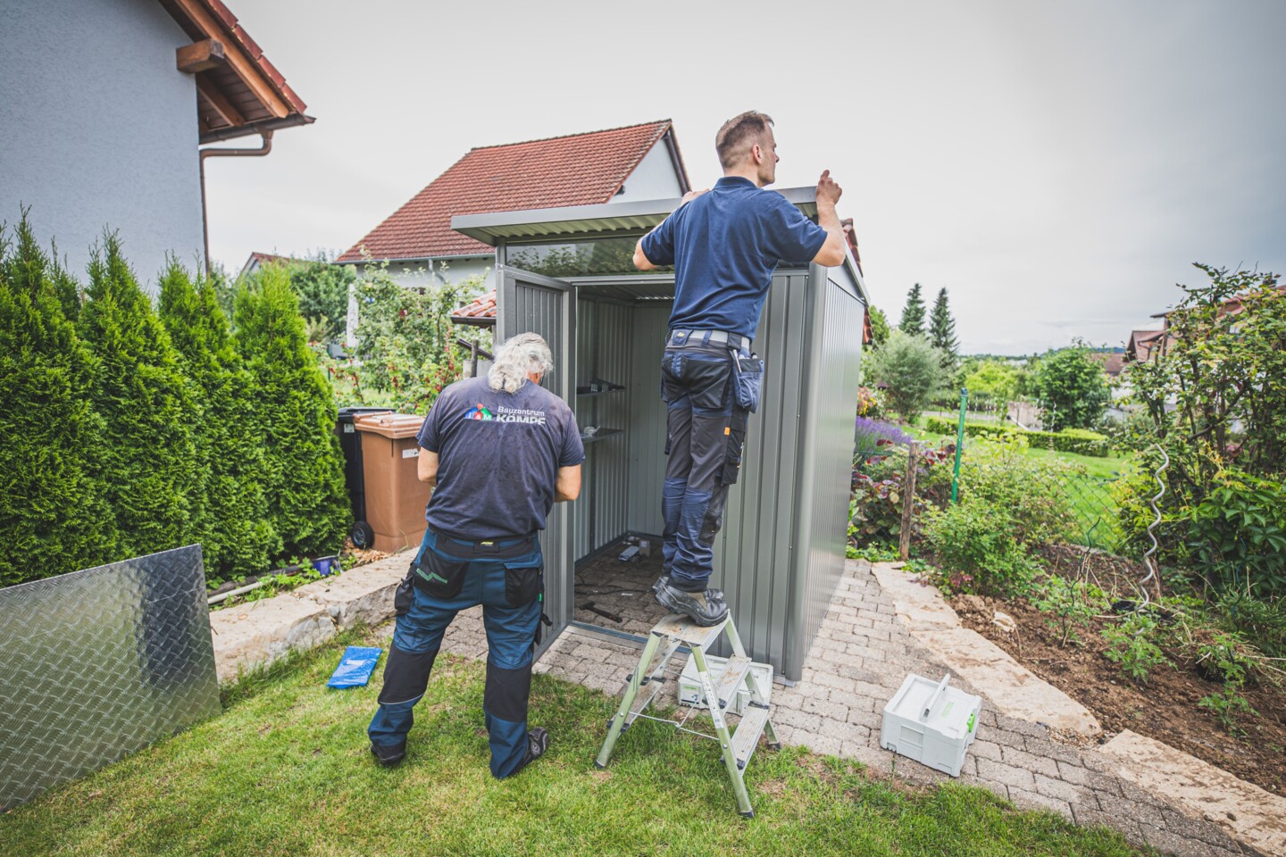 Rings herum werden Dachblenden angebracht