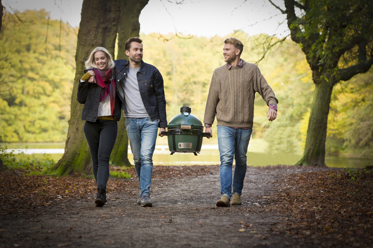 Unterwegs mit dem Big Green Egg MiniMax. Tragbare Grills eignen sich perfekt, um sie zum Picknick im Park oder auf einen Ausflugg mitzunehmen!