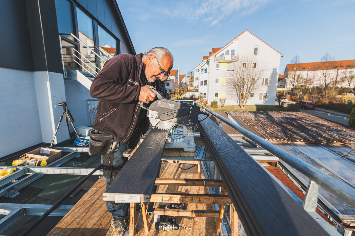 Die Terrassendielen werden mit Hilfe einer Kreissäge auf die erforderliche Länge gebracht