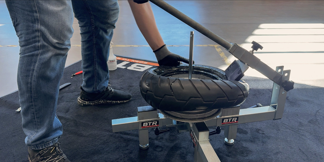 Roller-Reifenwechsel mit BTR Reifenmontiergerät EVO2 PRO®