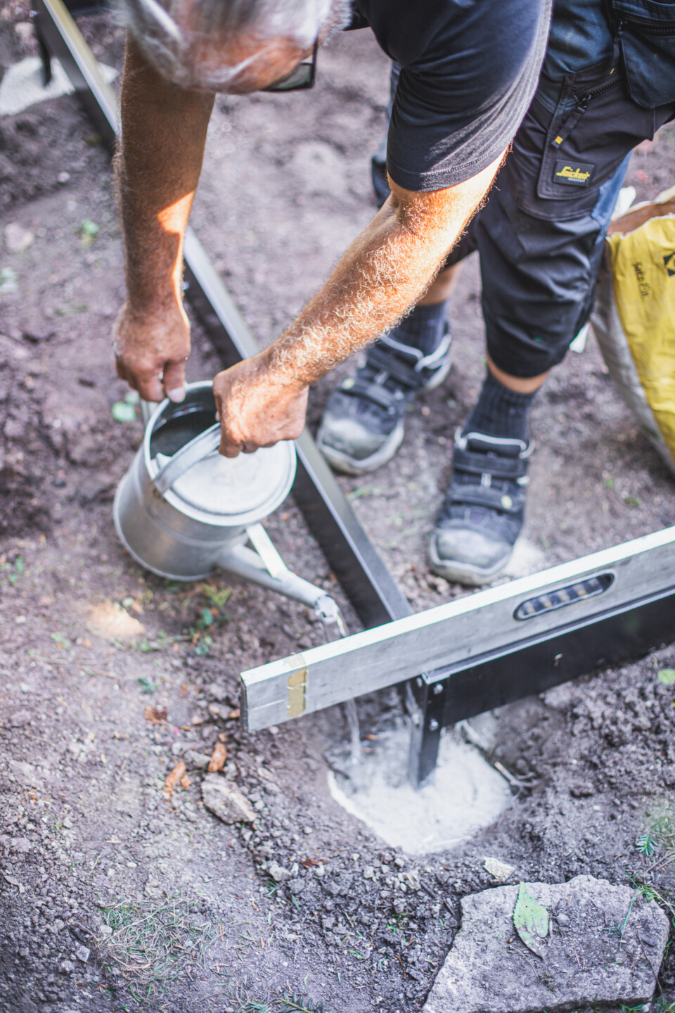 Der Fundamentrahmen wird mit Schnellbeton fixiert.