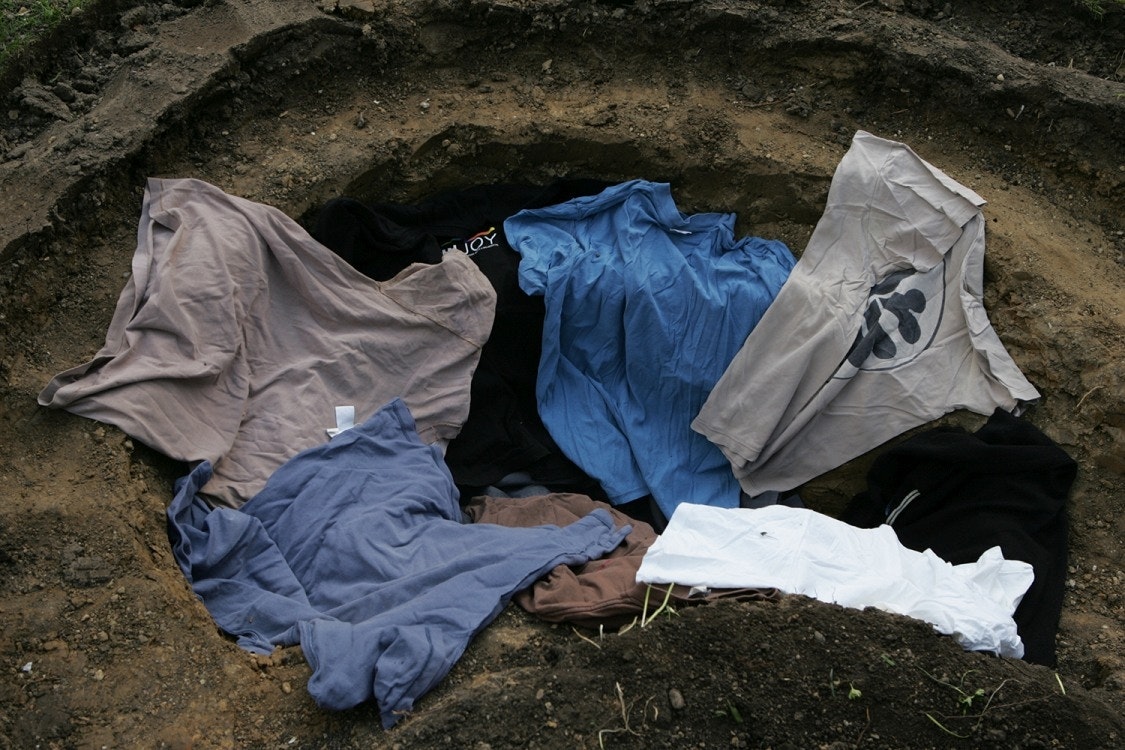 Teichbau Schritt 4: Alte Pullover unter dem Teichvlies dienen als zusätzlicher Schutz. Die fertige Teichgrube wird mit alten Pullover ausgekleidet um die Teichfolie vor spitzen Steinen zu schützen.