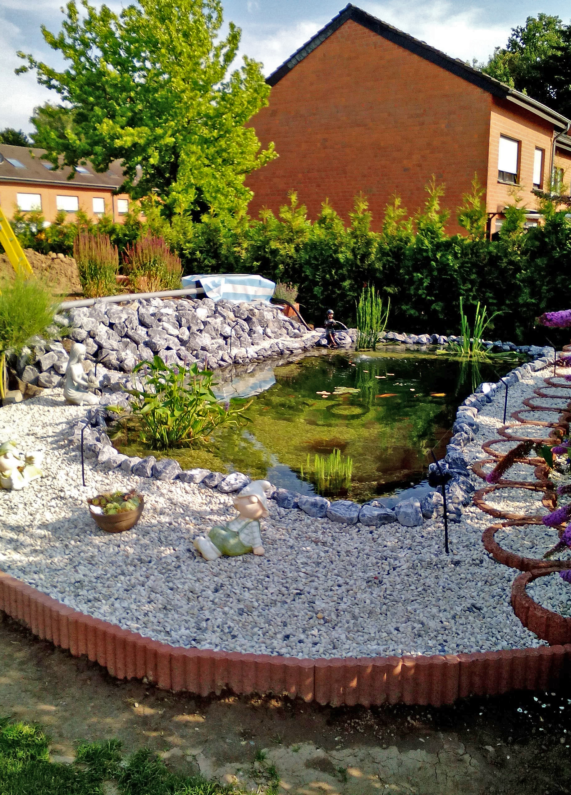 Stattlicher Koiteich mit schöner Umrandung