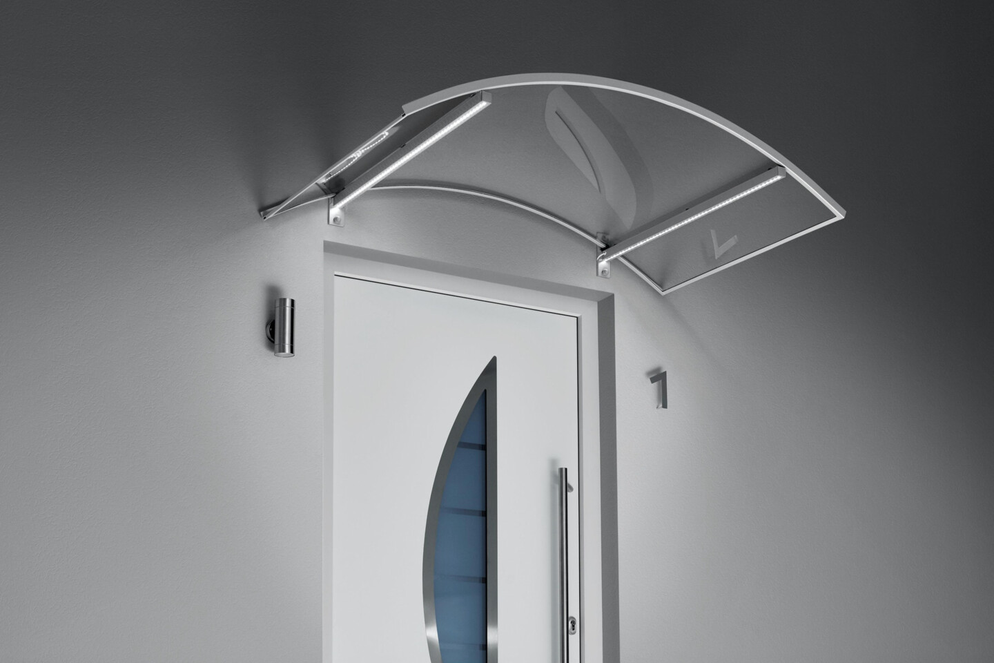 Ein Vordach aus Edelstahl und Glas mit integrierter LED-Beleuchtung