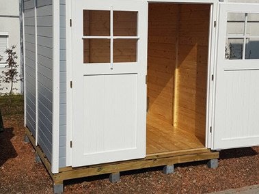 Gartenhaus platzieren Das Gartenhaus wird auf dem Fundamentgitter platziert und befestigt
