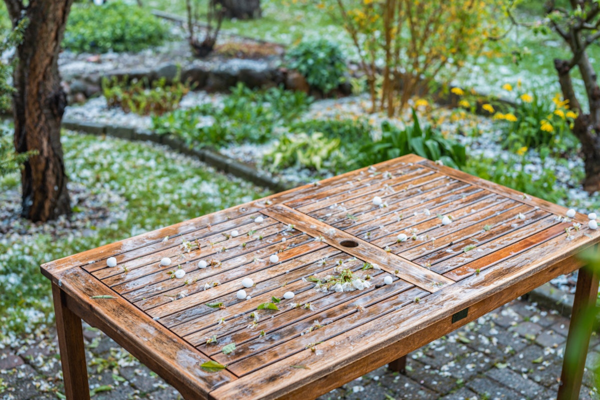 Tisch mit Hagelschaden Tisch mit Hagelschaden