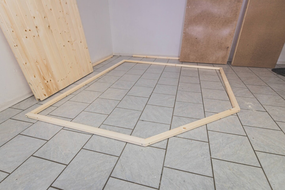 Fliesenboden Ein gefliester Boden im Keller oder im Badezimmer ist ideal, um darauf eine Sauna zu bauen