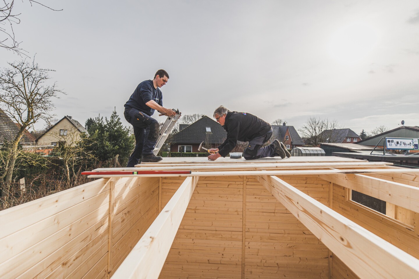 Die Dachbretter auf dem Flachdach können ganz einfach auf den Balken festgenagelt werden
