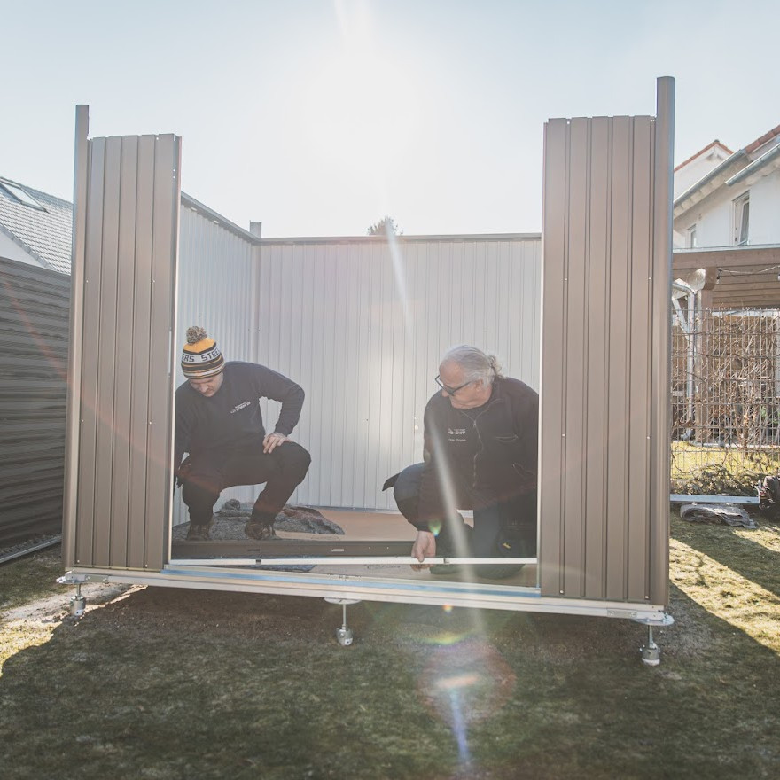 Biohort Panorama Wandpaneele stehen, Vorbereitungen für die Türmontage werden von zwei Monteuren in Angriff genommen