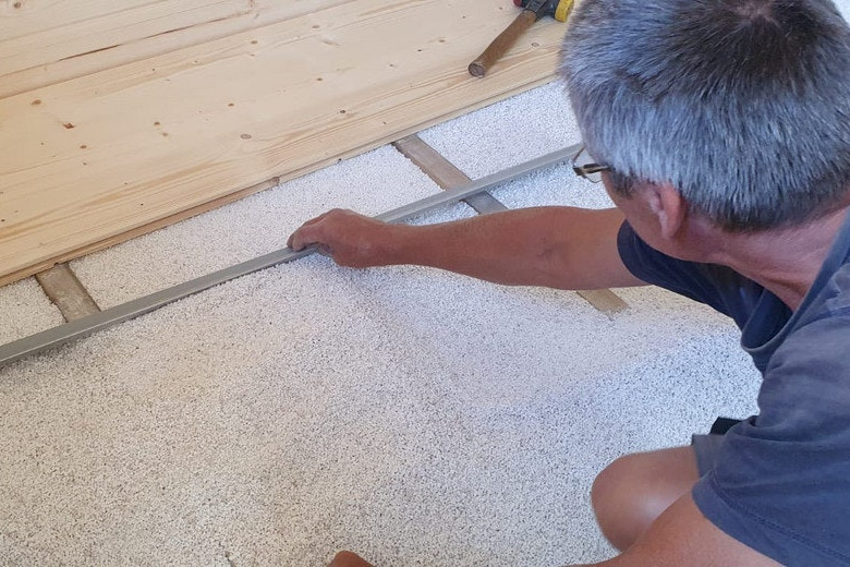 Styrodur Platten mit Dämmgranulat bilden die ideale Fußbodendämmung für Ihr Saunahaus