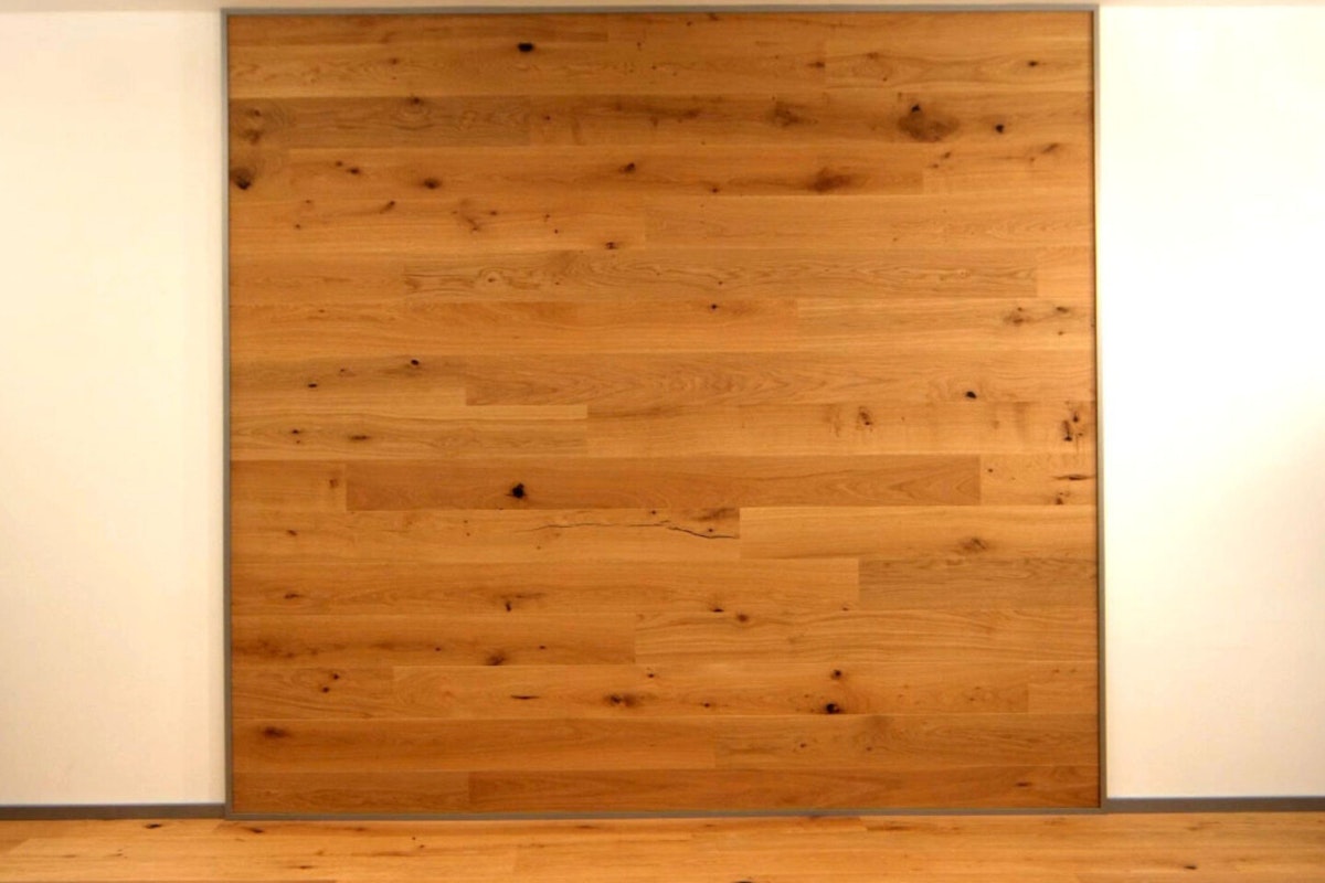Fertig! Fertige Wand mit Holzdielen