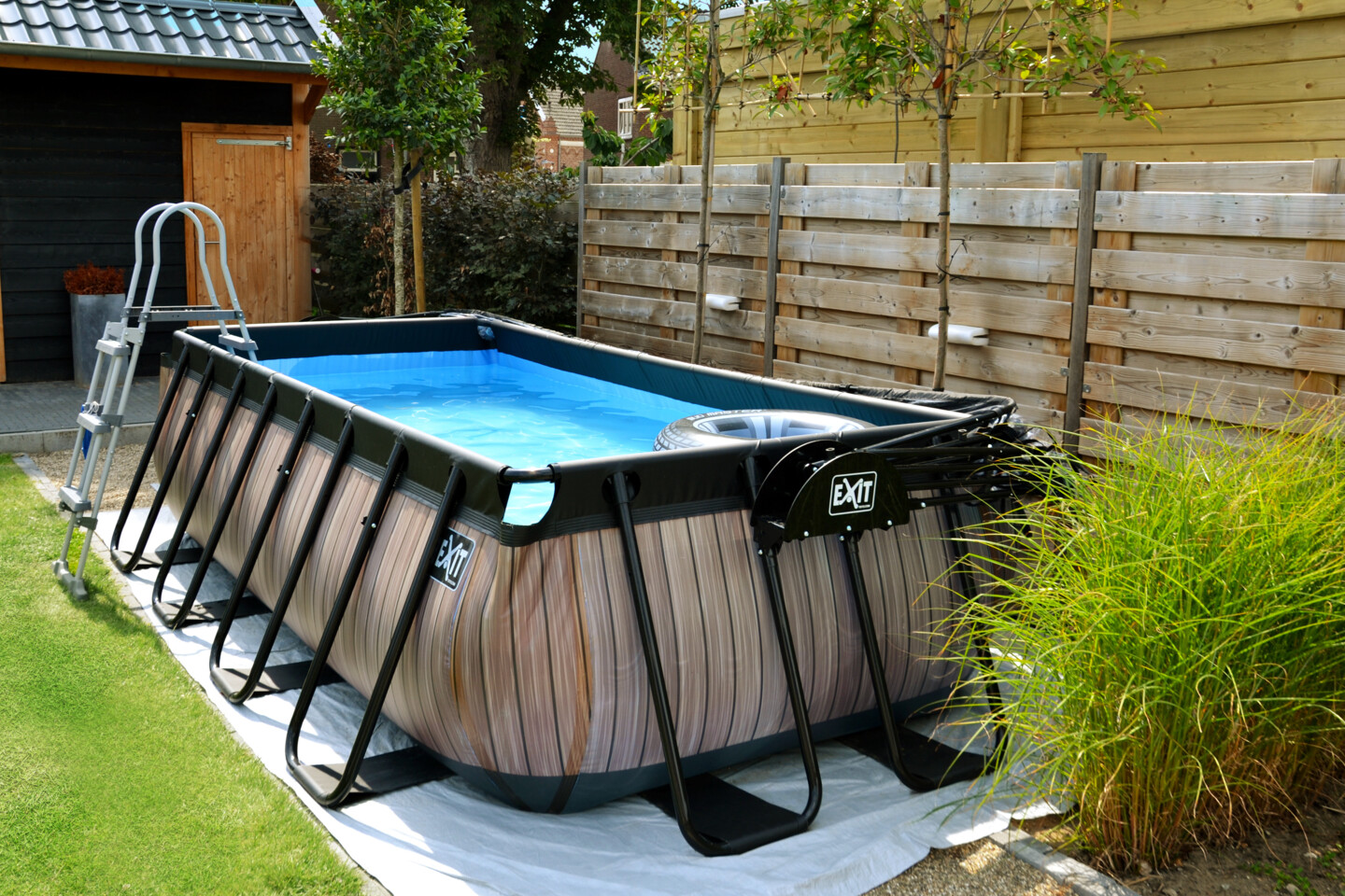 Großer Frame Pool mit einem stabilen Metallrahmen