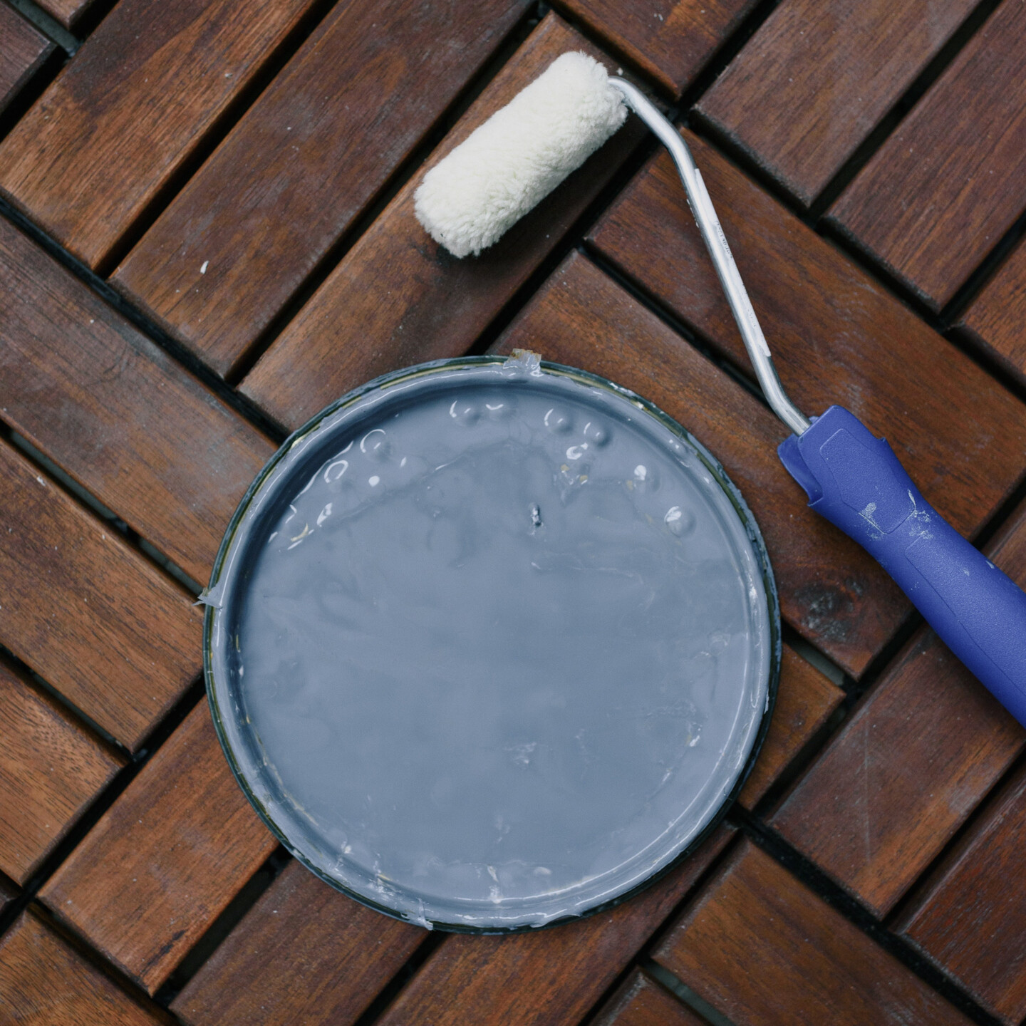 Farbanstrich mit AKUBI Farbe "Silbergrau"