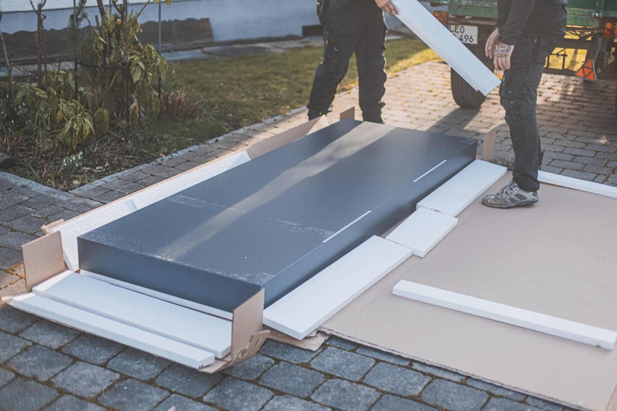 Auspacken des Vordachs Packen Sie das Vordach vorsichtig aus und überprüfen Sie es sorgsam auf Beschädigungen