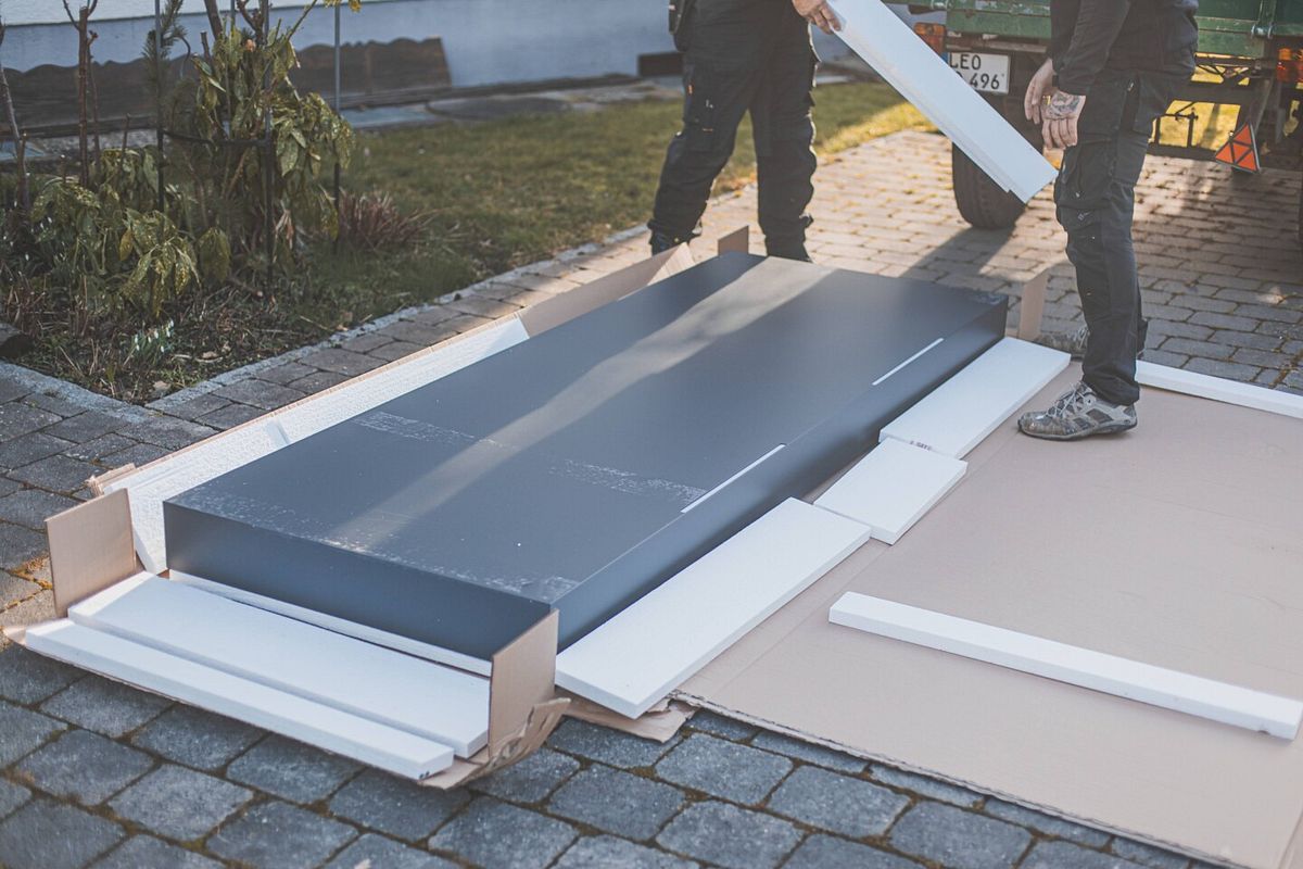Packen Sie das Vordach vorsichtig aus und überprüfen Sie es sorgsam auf Beschädigungen
