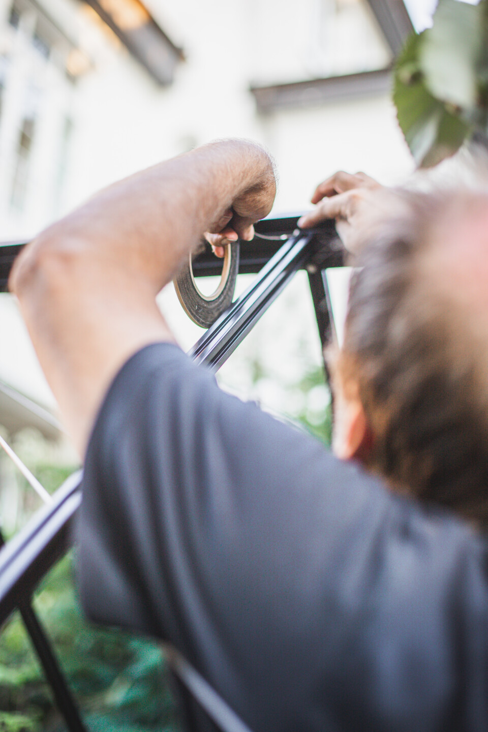 Die Glasscheiben werden auf die Montage vorbereitet.