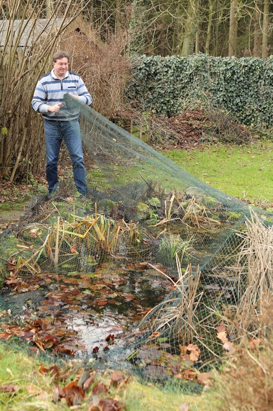 Das Teichnetz ist im Herbst der beste Freund des Teichbesitzers! Das Teichnetz wird über den kompletten Teich gespannt und fängt Laub und kleine Ästchen ab.