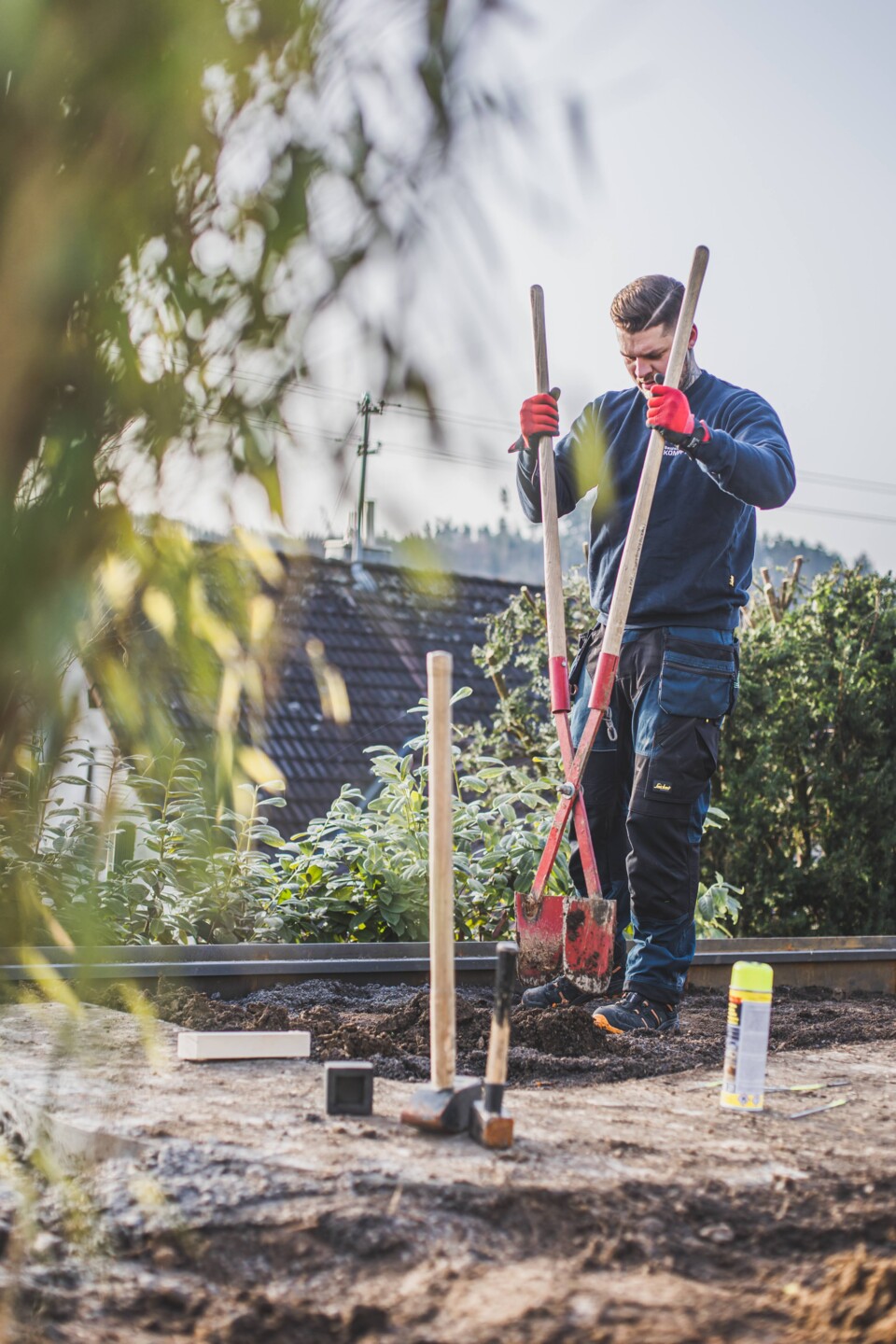 Für das Puktfundament müssen mehrere Löcher ausgehoben werden