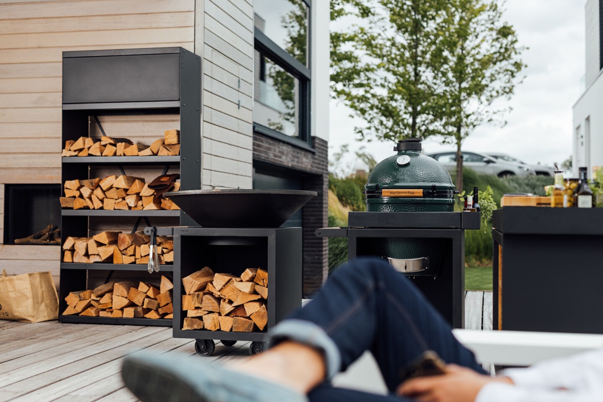 Ofyr Außenküchenmodule mit Big Green Egg Die modulare Außenküche von Ofyr ist unter anderem in edlem schwarz lackiertem Stahl erhältlich.