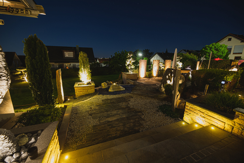 Eine vollständig beleuchtete Terrasse im Dunkeln