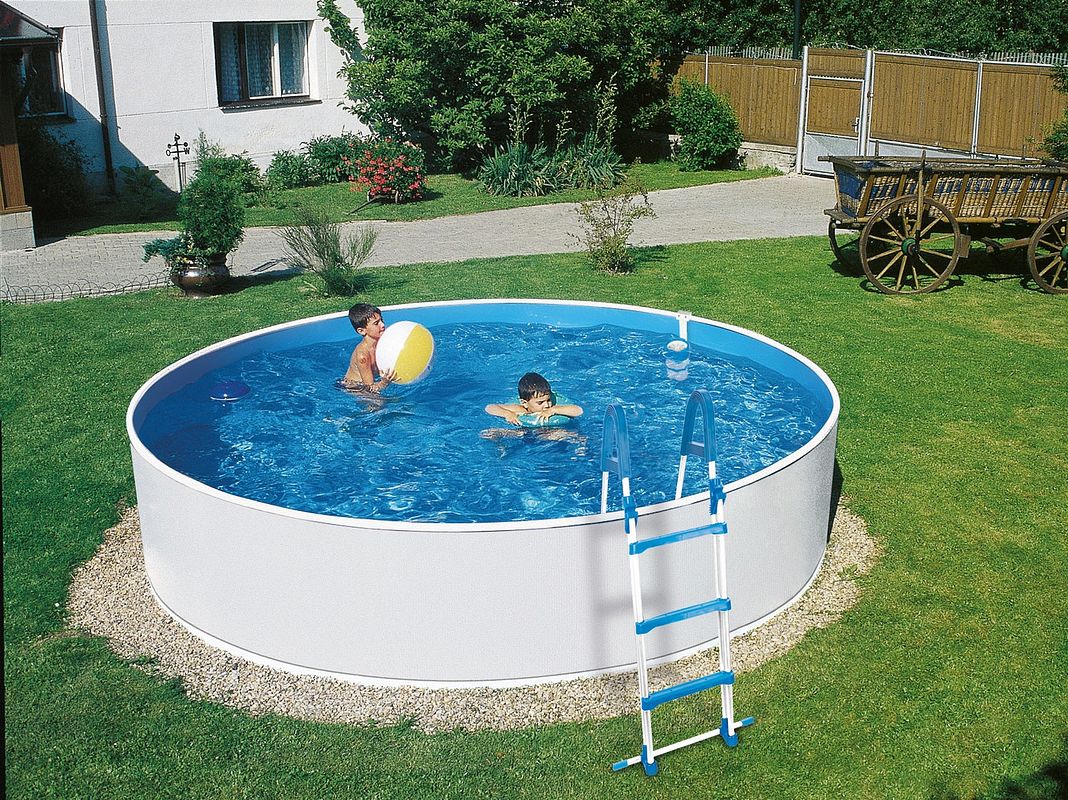 Kinder in Poolbecken