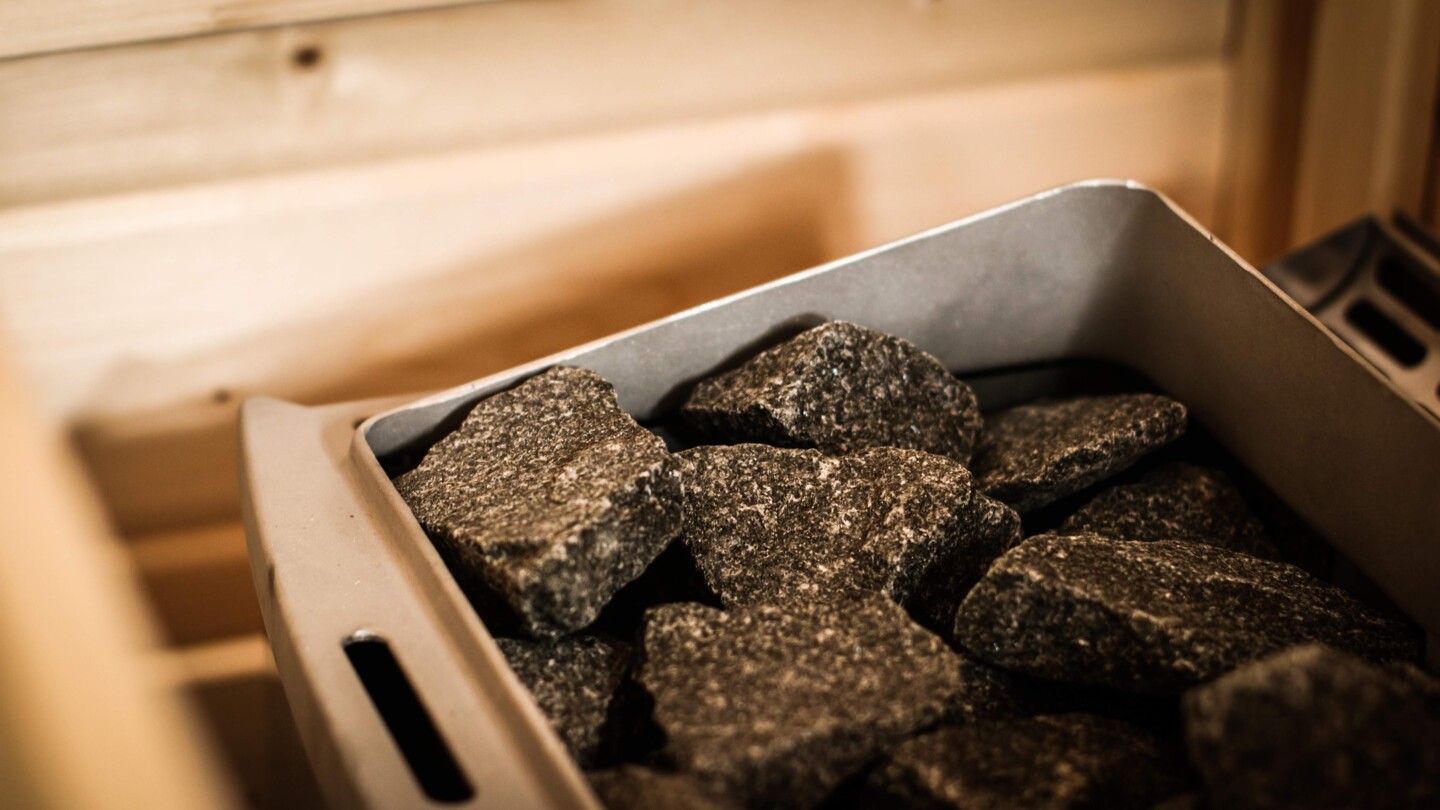 Saunaofen mit Saunasteinen