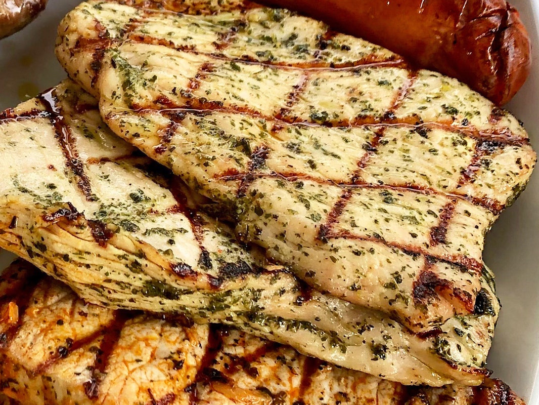 Magere Putensteaks mit provenzalischer Kräuterbutter Putensteaks