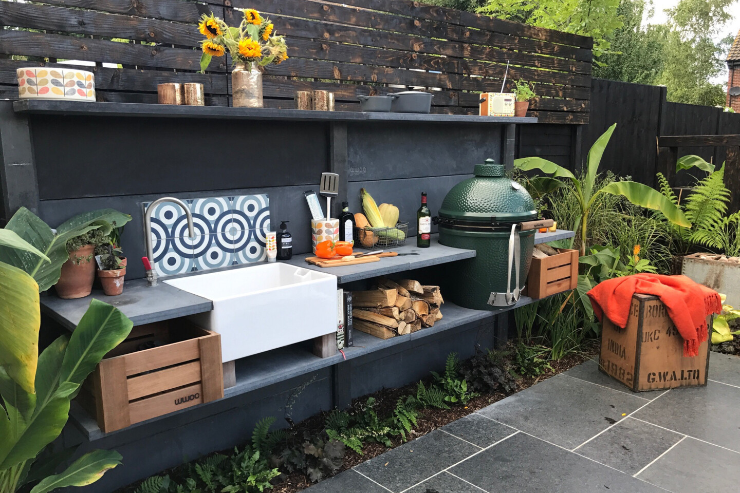 WWOO Outdoorküche am Rand der Terrasse